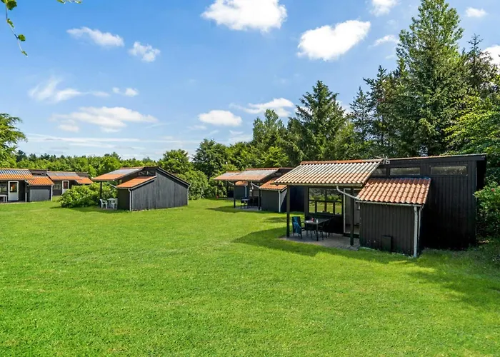4 Person In Semesterbostad Hampen